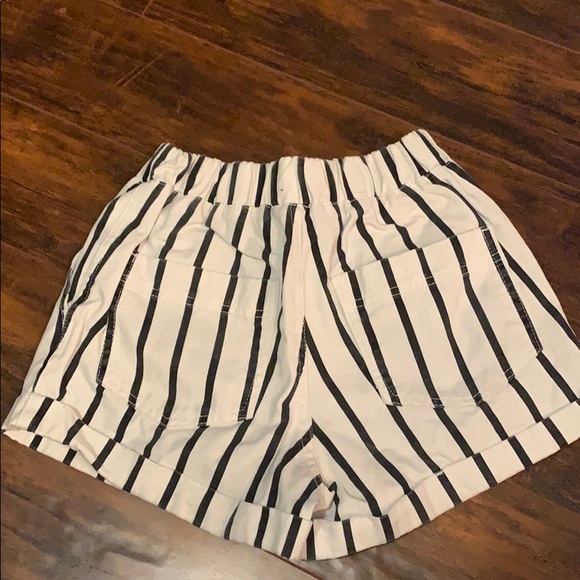 Black and white striped shorts - Picture 2 of 2